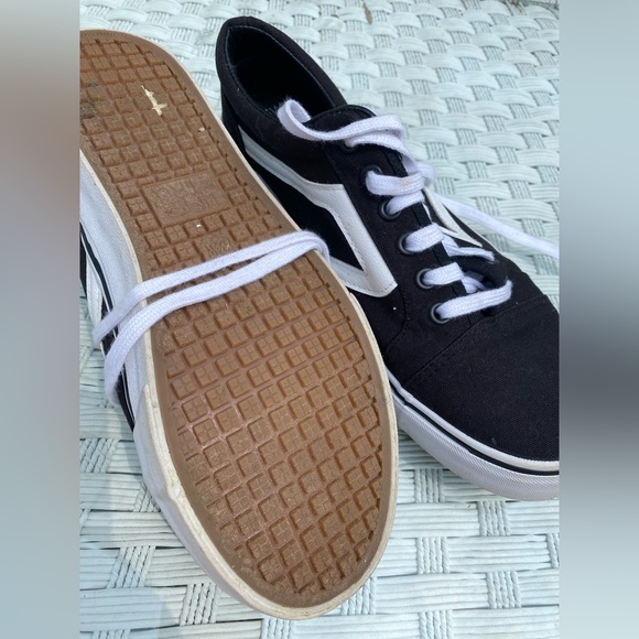 Size 8.5 shoes - Picture 2 of 3